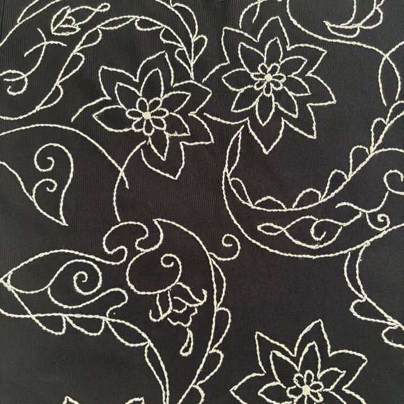 Venini Black Top with White Floral‎ Design - Picture 4 of 4